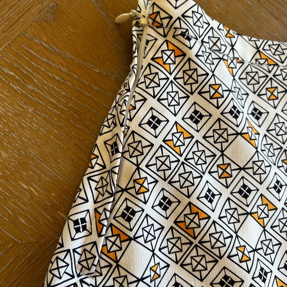 H&M SKIRT size 4 length 100%polyester and liner side zipper waist 26 - Picture 10 of 12